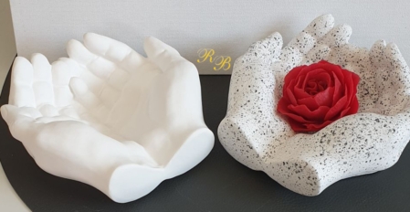schützende Hände weiß Rose
